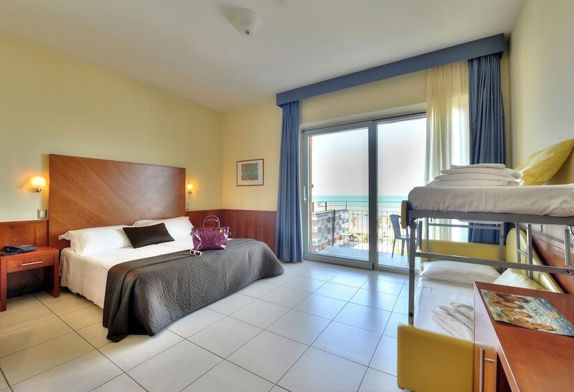 غرفة قياسية رباعية مزودة بشُرفة, Sole