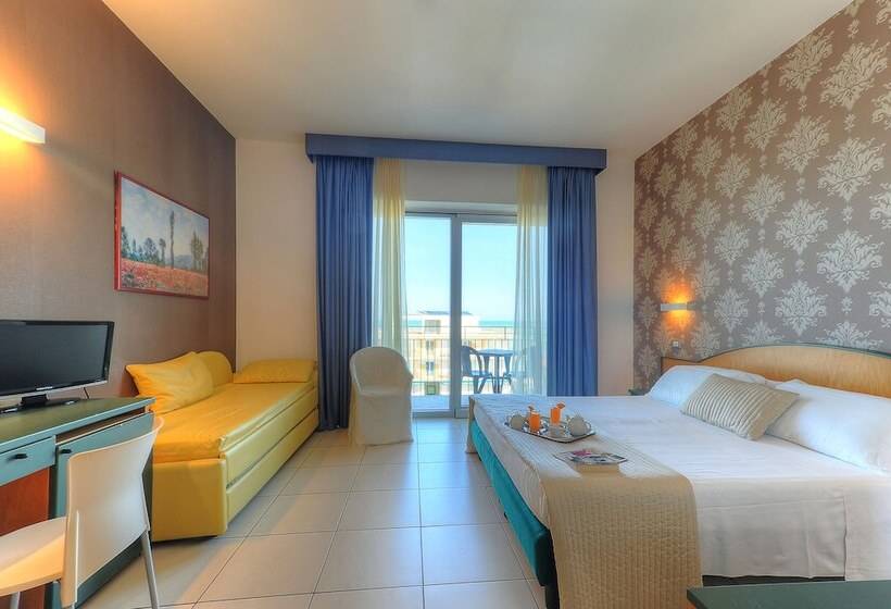 غرفة قياسية ثلاثية مزودة بشرفة, Sole