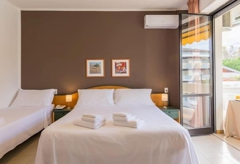 غرفة قياسية ثلاثية مزودة بشرفة, Sole