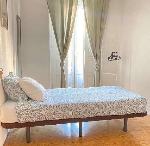 اتاق استاندارد یک تخته با بالکن, Terrace Lisbon Hostel
