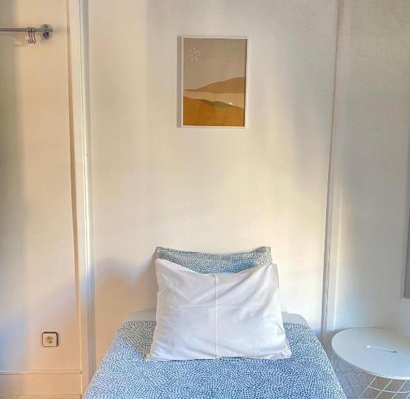 اتاق استاندارد یک تخته با بالکن, Terrace Lisbon Hostel