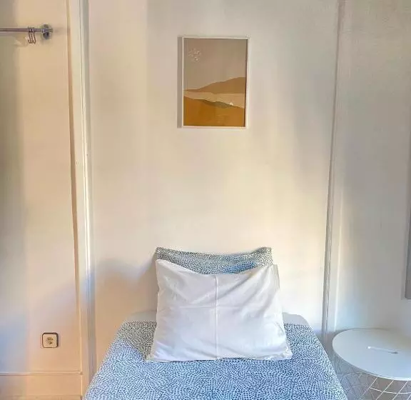 اتاق استاندارد یک تخته با بالکن, Terrace Lisbon Hostel