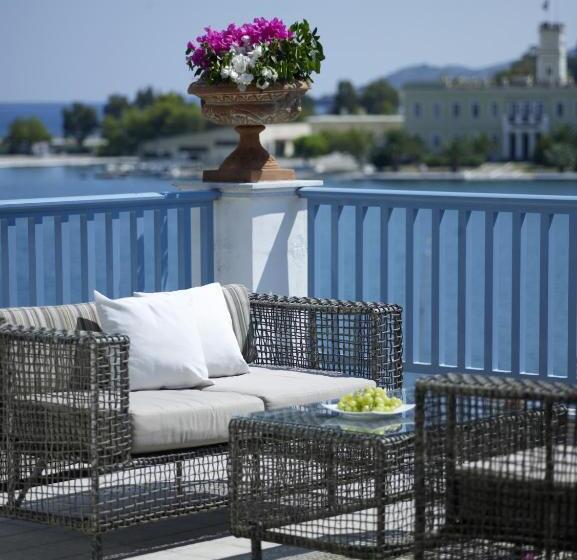 سوئیت 2 خوابه, Nikis Village