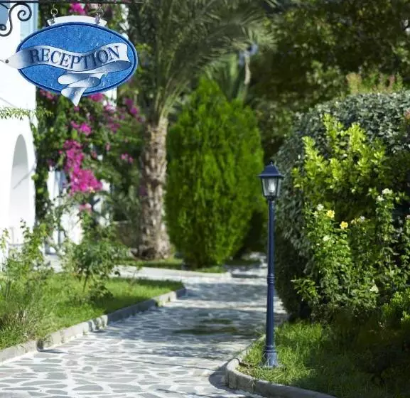 استودیو استاندارد با چشم‌انداز باغ, Nikis Village
