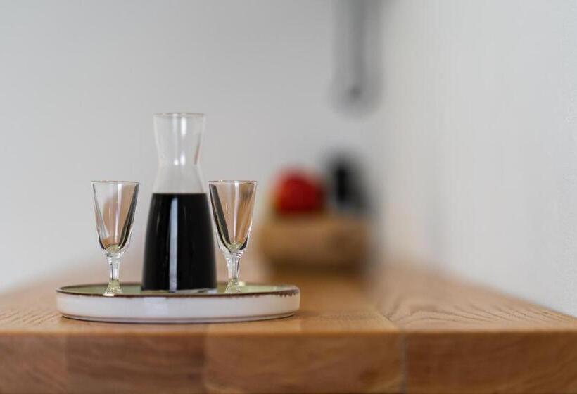 デラックススイート, Smaro Studios