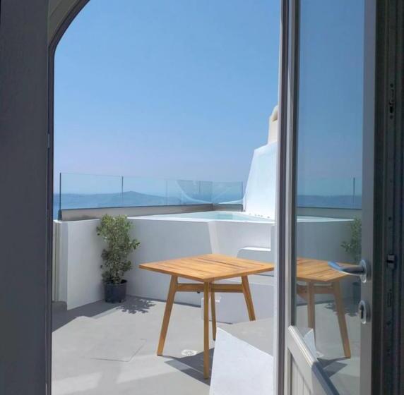 ハイドロマッサージバス付きスイート, Smaro Studios