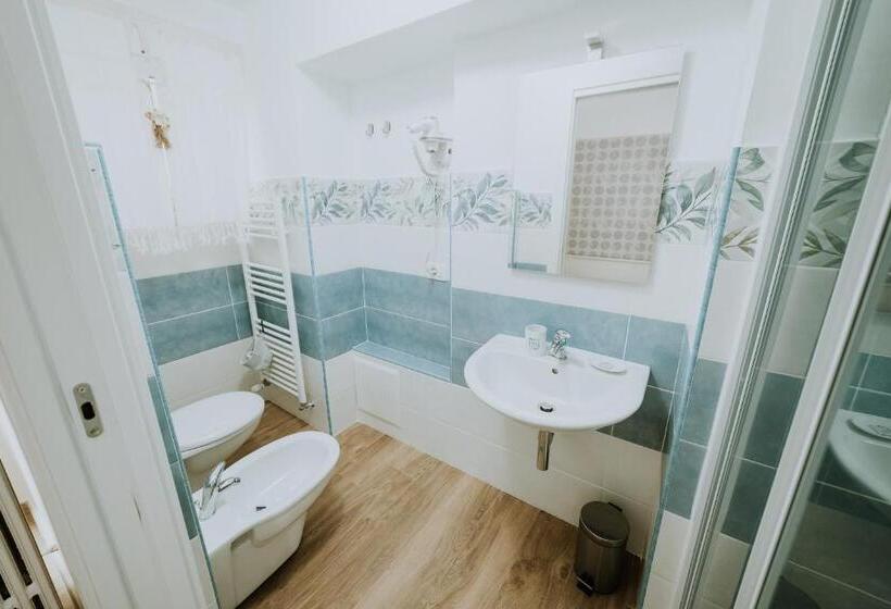 اتاق استاندارد سه نفره, La Casa Di Achille