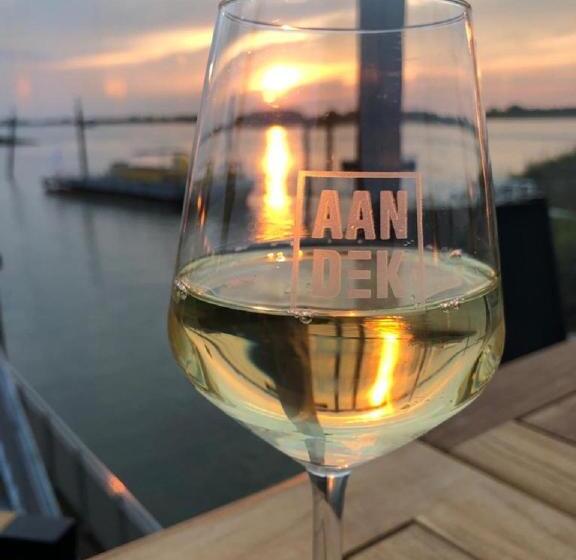 リバービュースタンダードルーム, Aan Dek Druten