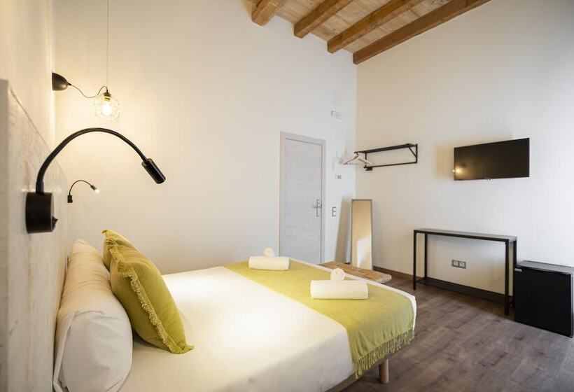 اتاق لوکس با بالکن, Dobo Azacanes Hostal