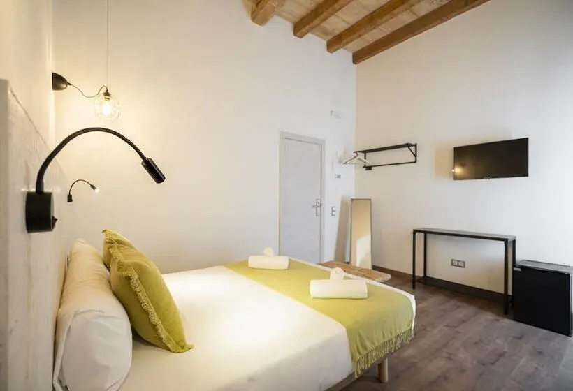 اتاق لوکس با بالکن, Dobo Azacanes Hostal