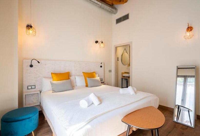 اتاق لوکس با بالکن, Dobo Azacanes Hostal