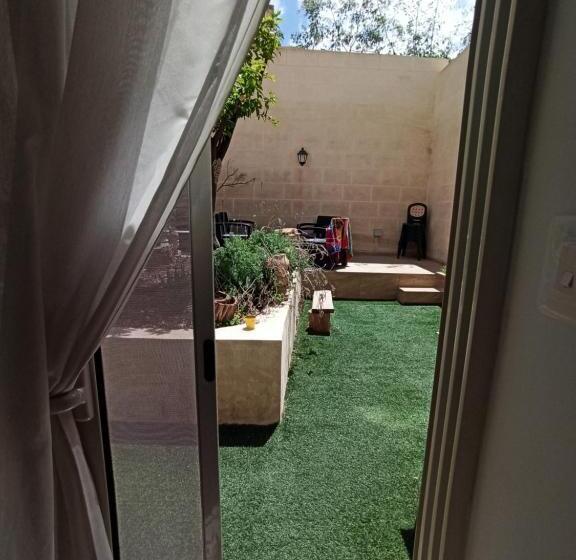 اتاق استاندارد چهارنفره با بالکن, Dhara House Malta