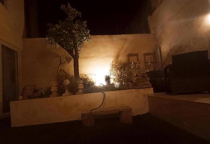 اتاق استاندارد چهارنفره با بالکن, Dhara House Malta