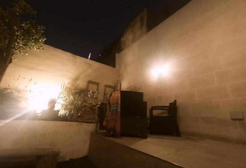 اتاق استاندارد چهارنفره با بالکن, Dhara House Malta