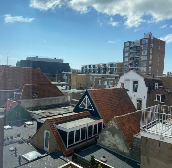 小型套房, Anna Van Chiel