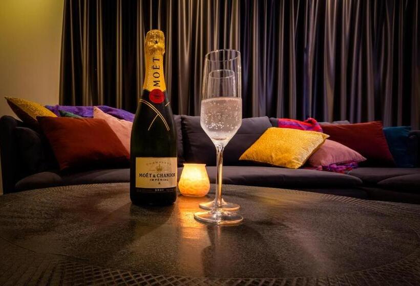 带阳台套房, Anna Van Chiel