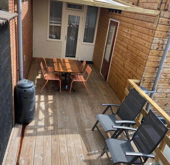 带阳台套房, Anna Van Chiel