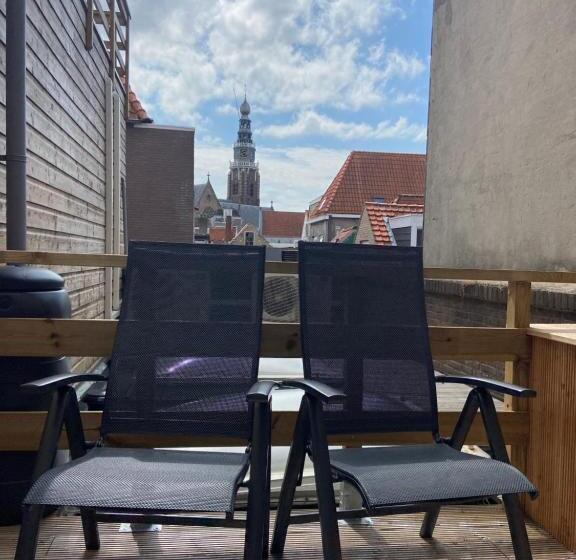 带阳台套房, Anna Van Chiel