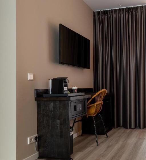 带阳台套房, Anna Van Chiel