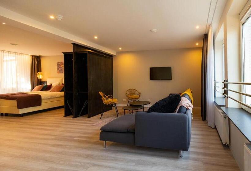 带阳台套房, Anna Van Chiel