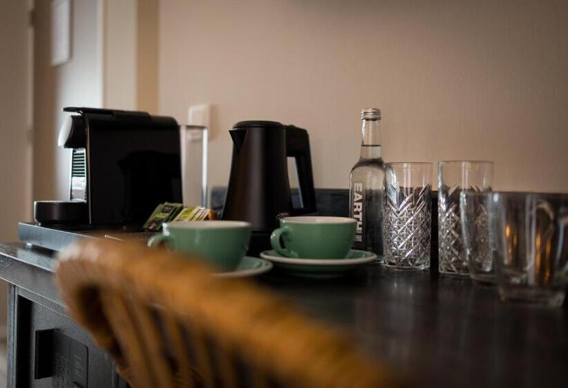 小型套房带阳台, Anna Van Chiel