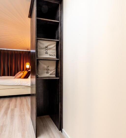 小型套房, Anna Van Chiel