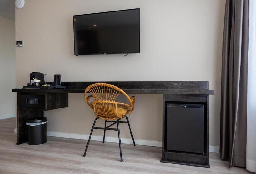 小型套房, Anna Van Chiel