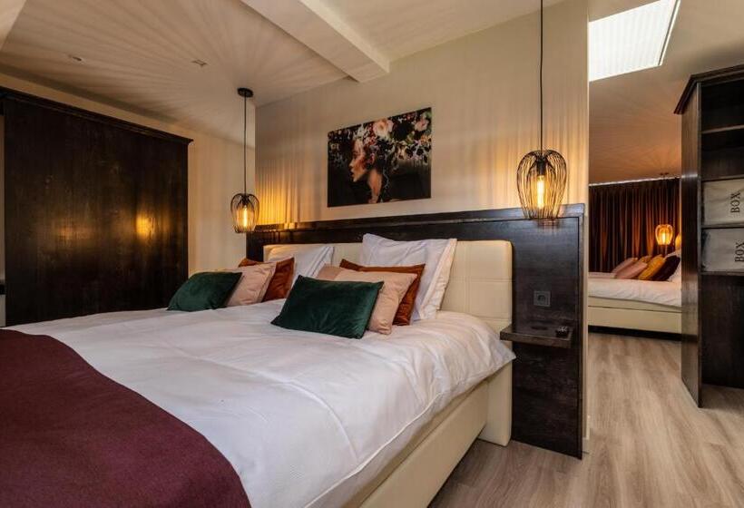 小型套房, Anna Van Chiel