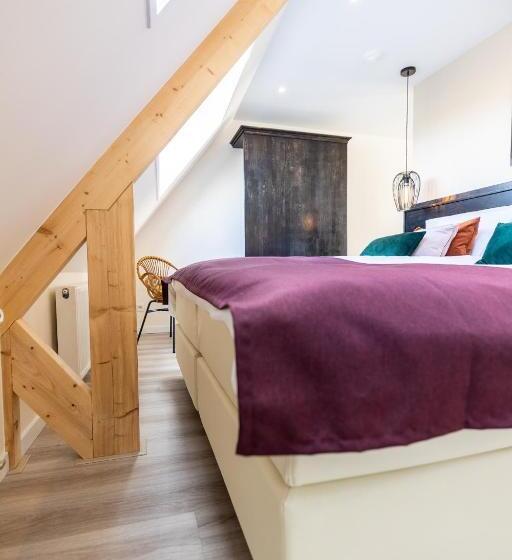 小型套房, Anna Van Chiel