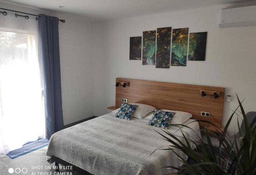 غرفة قياسية مزوَّدة بتراس, Les Pitchounettes