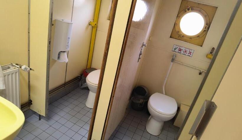 اتاق استاندارد سه تخته با سرویس بهداشتی مشترک, Shipotel Berlin Gmbh, Shipotel Eastern & Shipotel Western