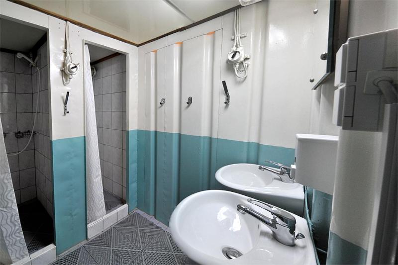 اتاق استاندارد سه تخته با سرویس بهداشتی مشترک, Shipotel Berlin Gmbh, Shipotel Eastern & Shipotel Western