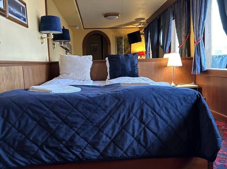 キャビン, Den Röda Båten