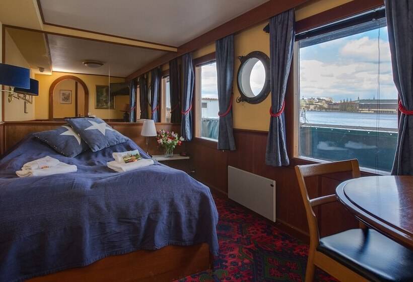 キャビン, Den Röda Båten