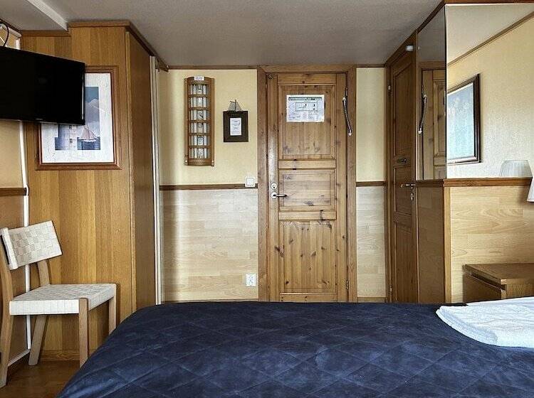 كابينة سوبيريور, Den Röda Båten