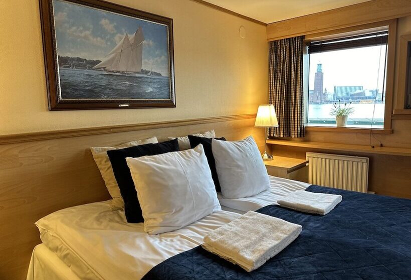 كابينة سوبيريور, Den Röda Båten