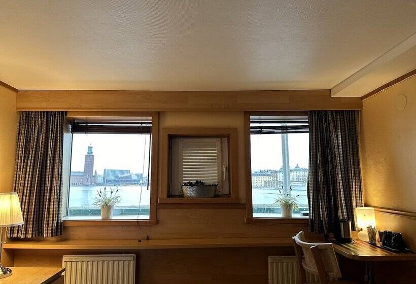 スーペリアキャビン, Den Röda Båten