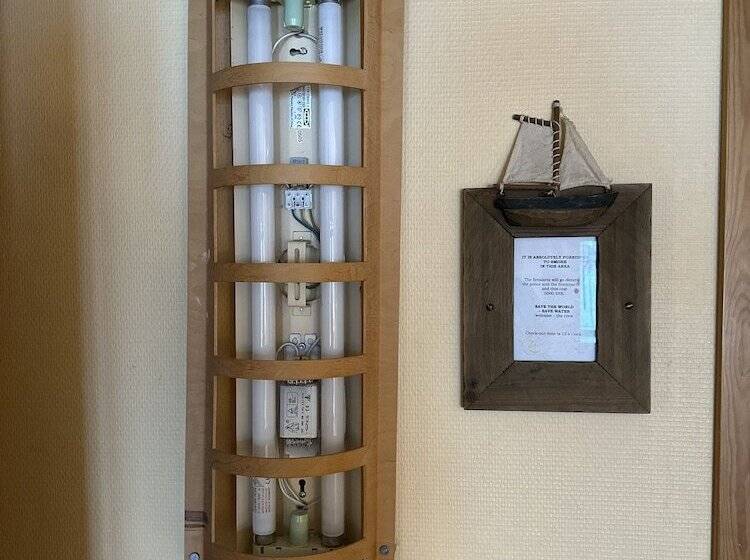 كابينة سوبيريور, Den Röda Båten