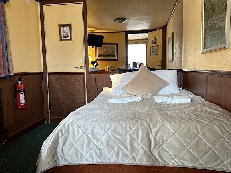 キャビン, Den Röda Båten