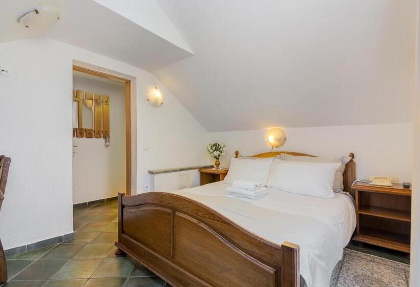 اتاق خانوادگی, Jagodic Garni