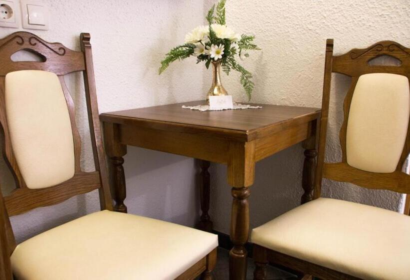 اتاق اکونومی, Jagodic Garni