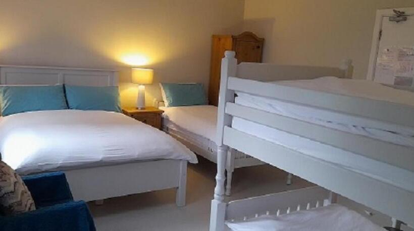 غرفة عائلية, The Benwiskin Centre