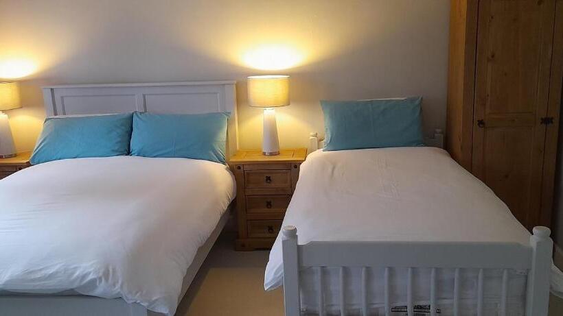 غرفة عائلية, The Benwiskin Centre