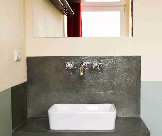 اتاق استاندارد با سرویس بهداشتی مشترک, Sunflower Hostel Berlin