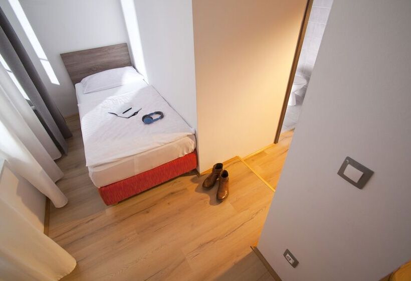 اتاق استاندارد یک نفره, Uni Hostel
