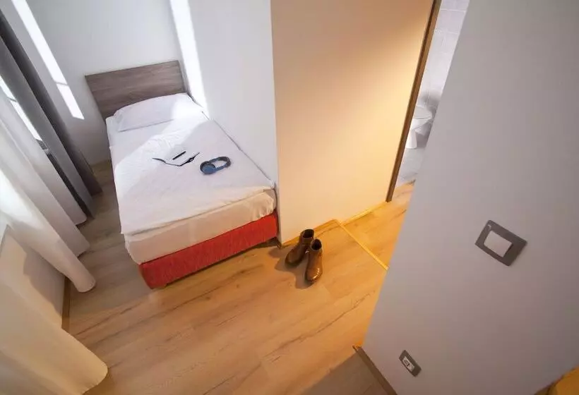 اتاق استاندارد یک نفره, Uni Hostel