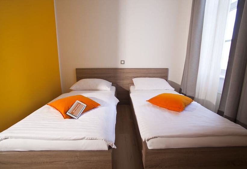 اتاق استاندارد, Uni Hostel