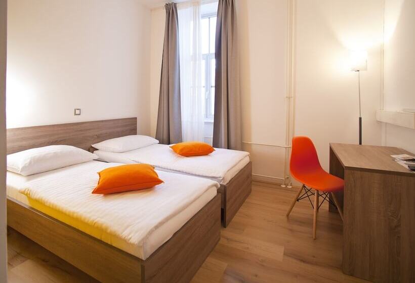 اتاق استاندارد, Uni Hostel