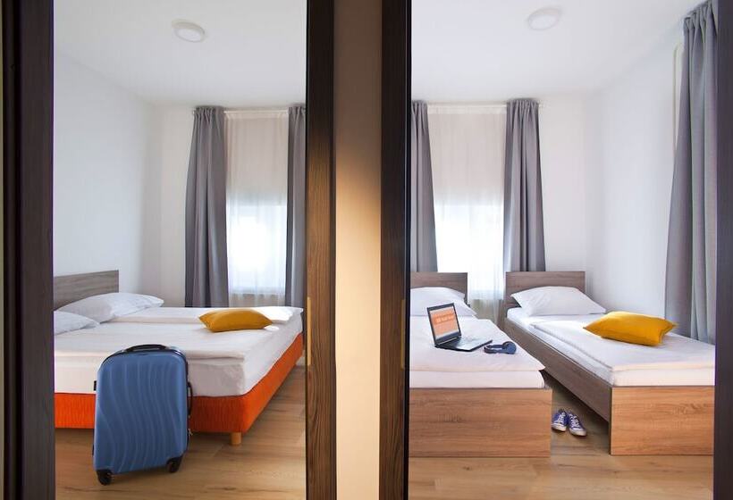 اتاق استاندارد چهار تخته, Uni Hostel