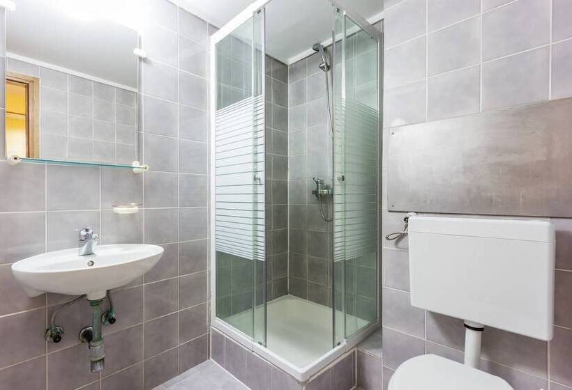 تختخواب در اتاق مشترک, Uni Hostel